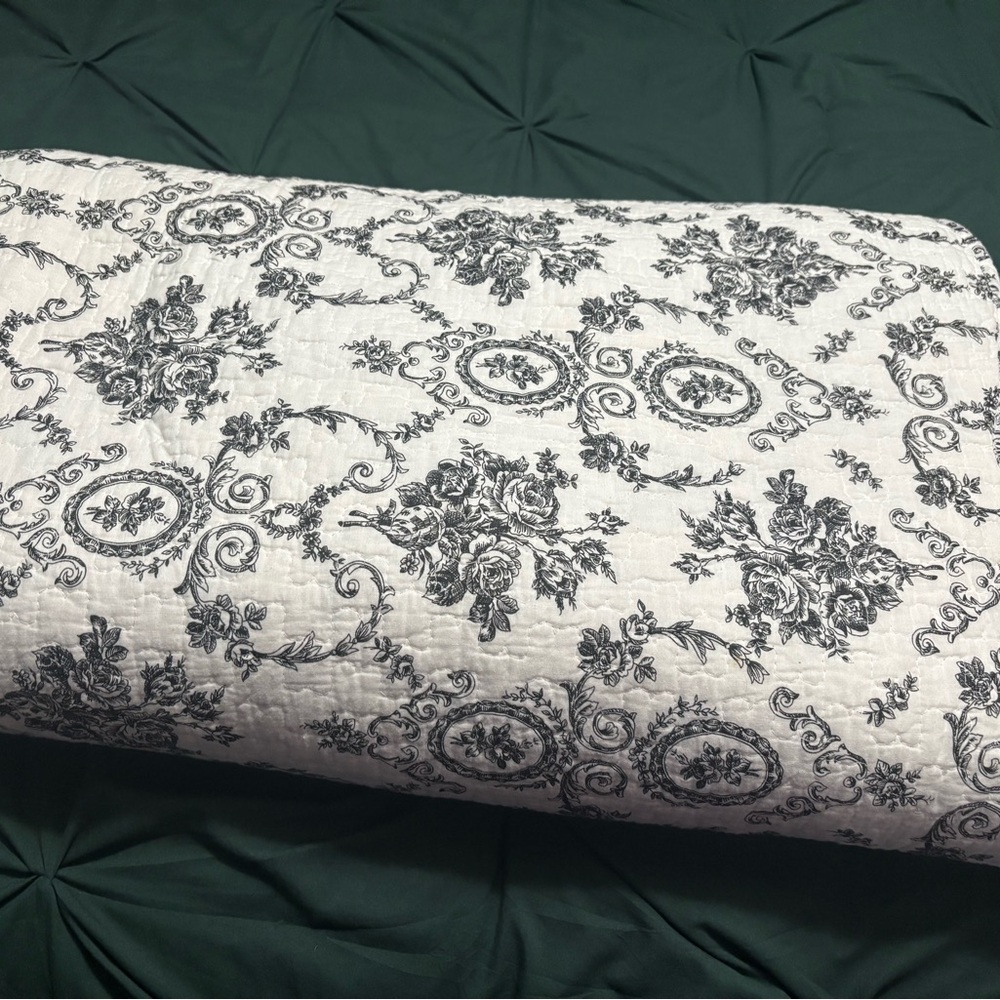 Amazon Black and White Floral Quilt